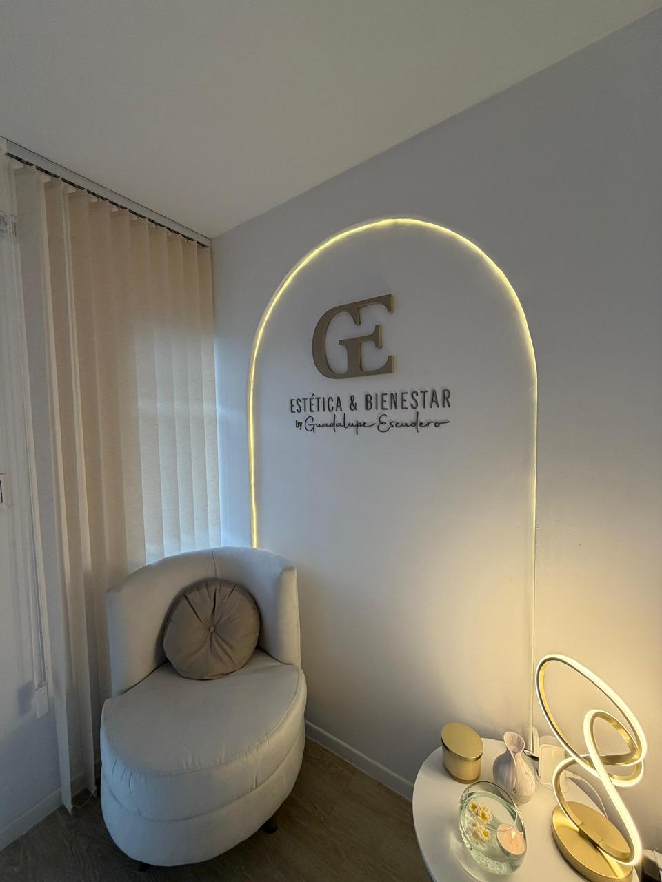 Arco con logo GE iluminado